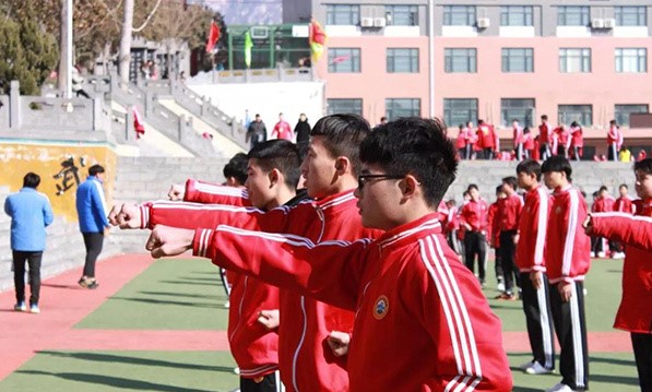 少林寺小龙武术学校学生正在上武术课